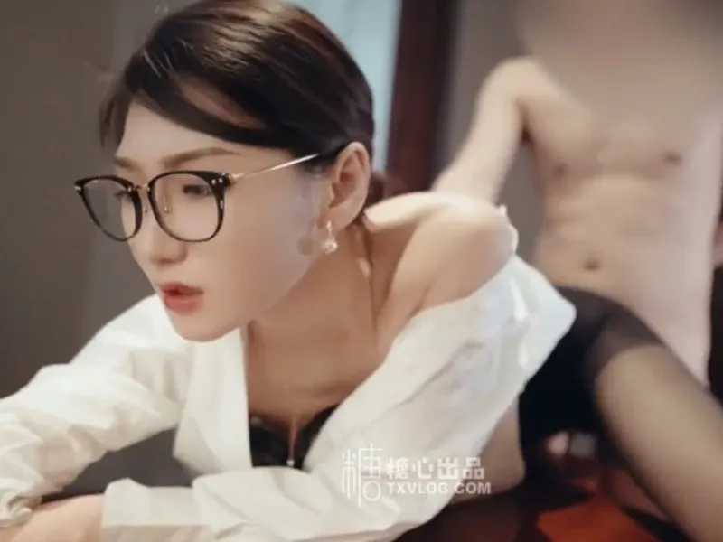 Vào phòng riêng được tiền bối nữ nứng mút cu cho